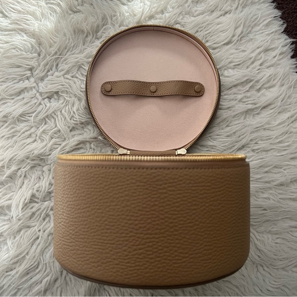 Cuyana Leather Wellness Case - Picture 4 of 7